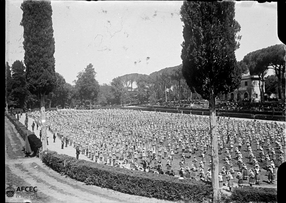 Dones formant en un parc de Roma (AFCEC MORELLO A 0896bis)