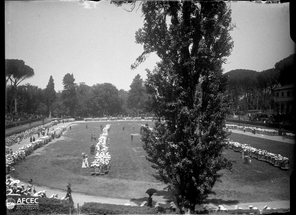 Dones formant a un antic estadi de Roma
