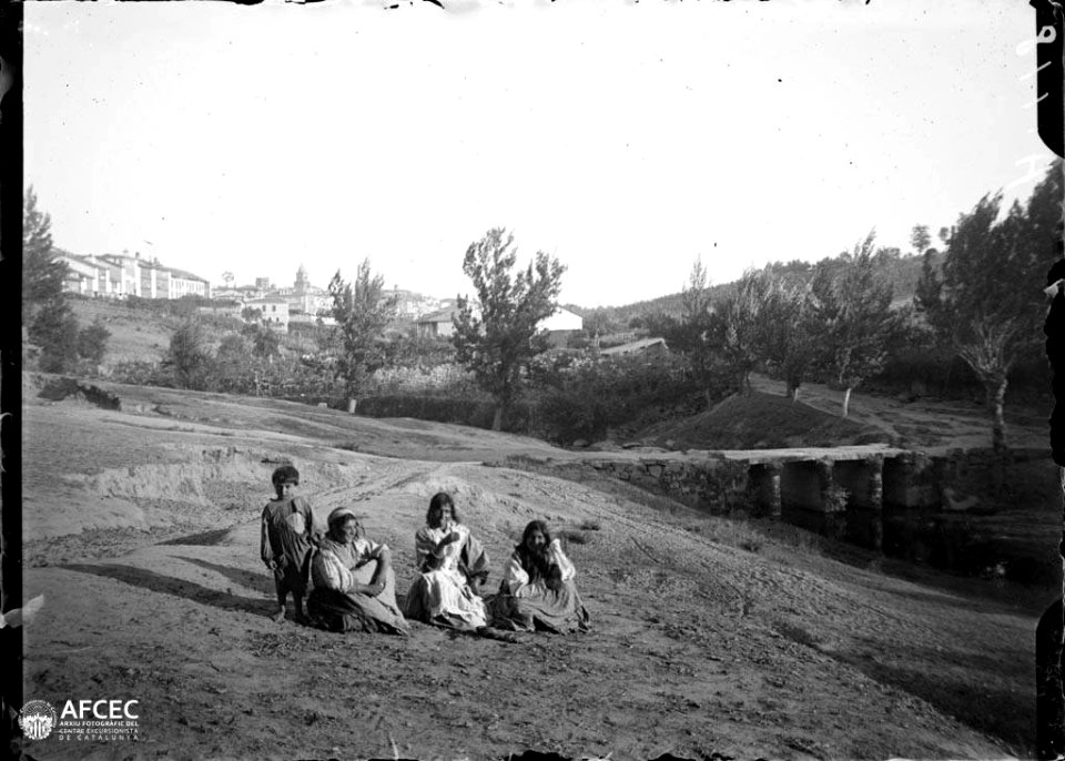 Dones i un nen a la riba d'un riu als afores d'Ourense