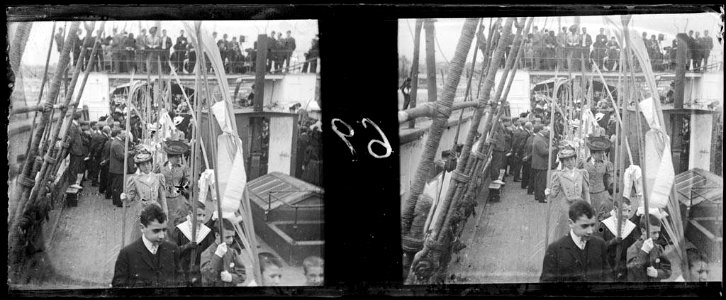Dones i nens desfilant amb els palmons de Diumenge de Rams per la coberta d'un vaixell del ' Asilo Naval '