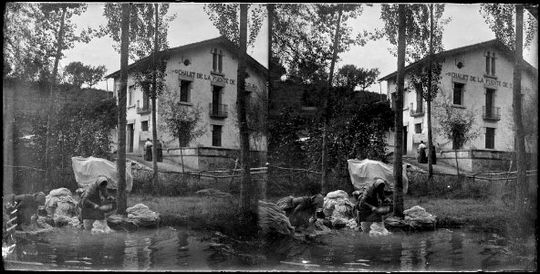 Dones rentant al riu davant el ' Chalet de la fuente de san Felix ' (AFCEC BORDAS D 3111)