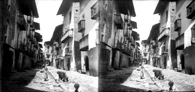 Dones rentant al canal d'un carrer d'Organyà