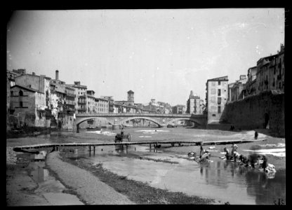 Dones rentant al riu Onyar, una passera amb un carro i un pont al fons i cases de Girona (AFCEC VINTRO D 2618)