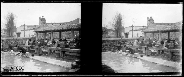 Dones rentant roba al safareig de la font dels Comtes o font de les Canelles