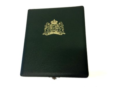 Doos voor verkleinde replica van astrolabium, door het Ministerie van Buitenlandse Zaken van Nederland cadeau is gedaan t.g.v. Nederlandse participatie in de viering van het Austra, objectnr 4512.2