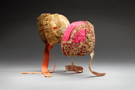 Dopmössa. Till boken Kanonsalut och vaggor - kungliga födslar och dop av Lena Rangström - Livrustkammaren - 89059
