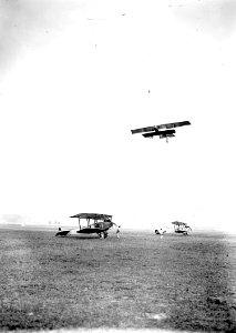 Doppeldecker im Tiefflug über dem Flugplatz - CH-BAR - 3240095