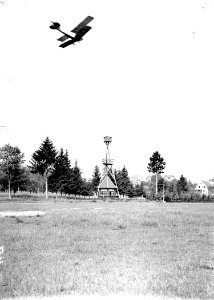 Doppeldecker über dem Kontrollturm - CH-BAR - 3239654