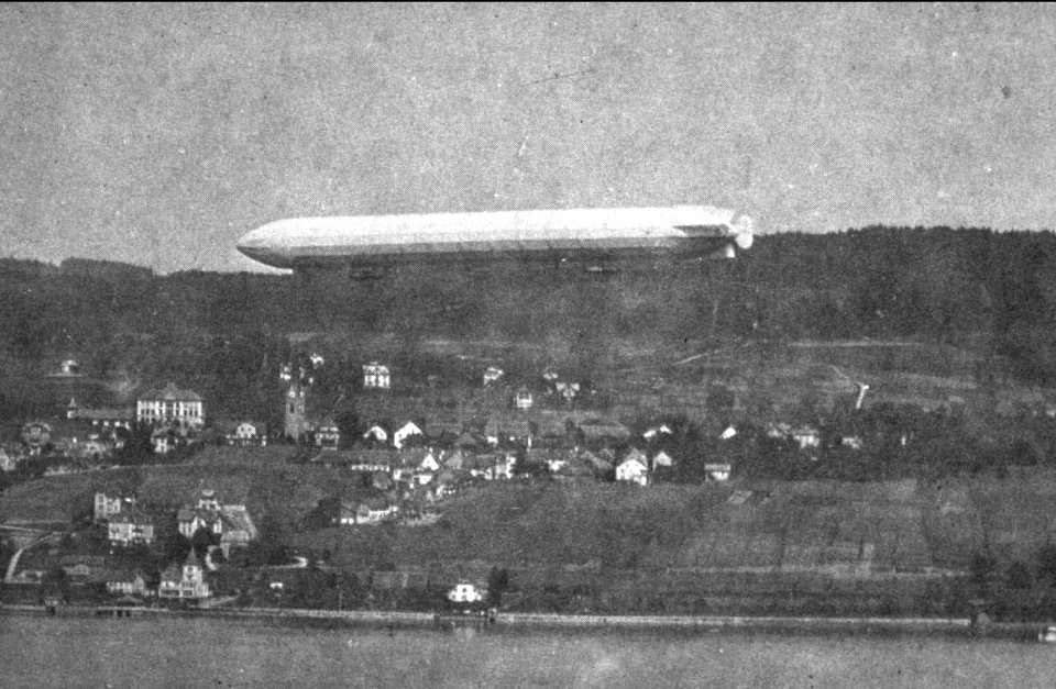 Dorf mit Zeppelin 1908