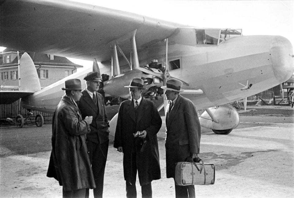 Dornier Do K ETH-BIB-Gruppe Männer vor Flugzeug-Inlandflüge-LBS MH05-72-10