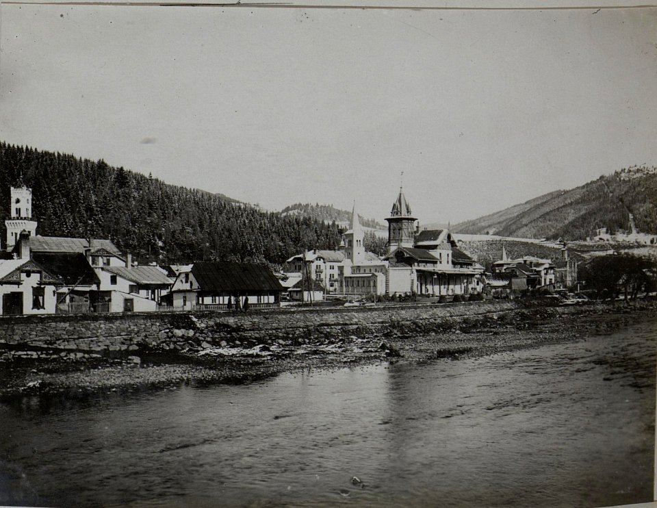 Dorna Watra (Rumänien), Blick vom rechten Ufer der Dorna gegen Bahnstation und Rathaus (BildID 15457340)