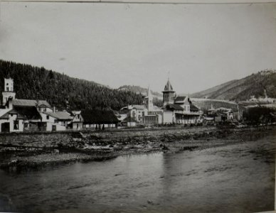 Dorna Watra (Rumänien), Blick vom rechten Ufer der Dorna gegen Bahnstation und Rathaus (BildID 15457340)