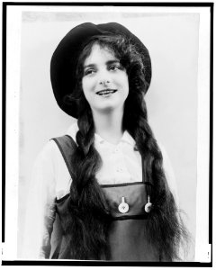 Dorothy Bernard, half-length portrait, in costume of jumper, hat, and braids LCCN2002695171
