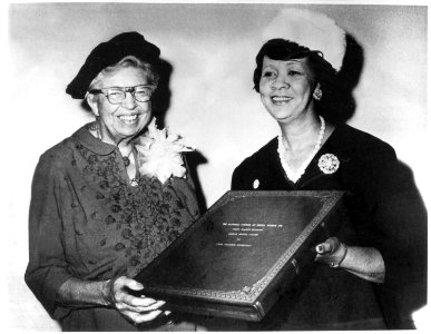 Dorothy Height presents Eleanor Roosevelt the Mary McLeod Bethune Human Rights Award, 12 Nov 1960 photo