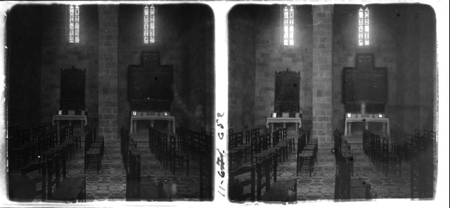 Dos altars i retaules del Sant Crist a l ' interior de l'església de la Mercè a Peralada