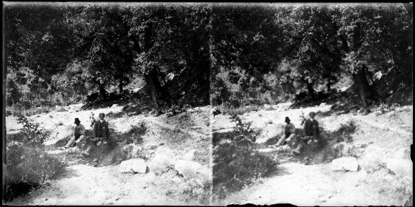 Dos excursionistes reposant al coll de l'Home Mort
