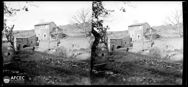 Dos homes davant del molí de Torrescassana