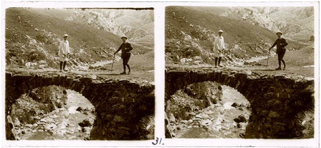 Dos excursionistes passant el pont del Cremal, camí de Núria