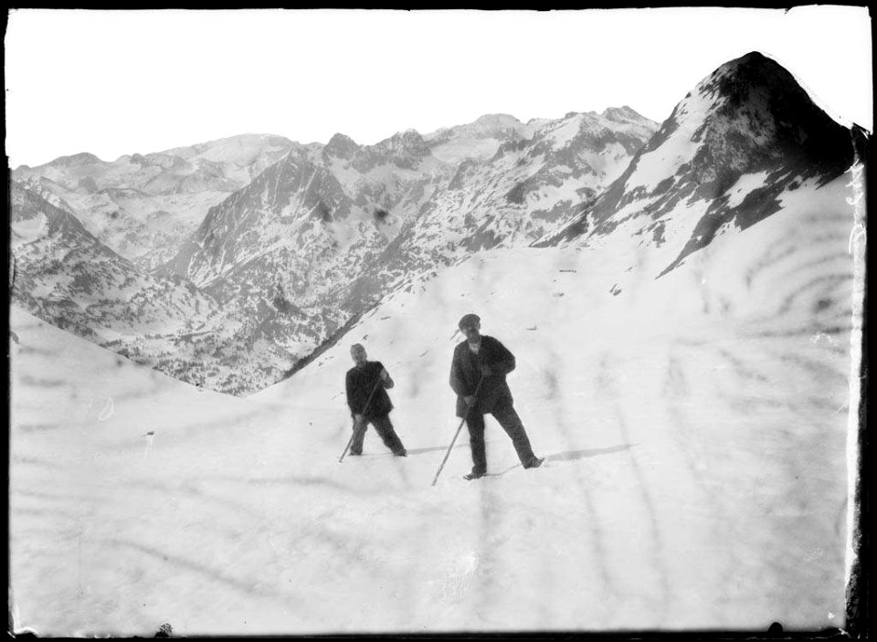 Dos alpinistes al port de la Picada, darrere la tuca de Salvaguardia i el Posets al fons