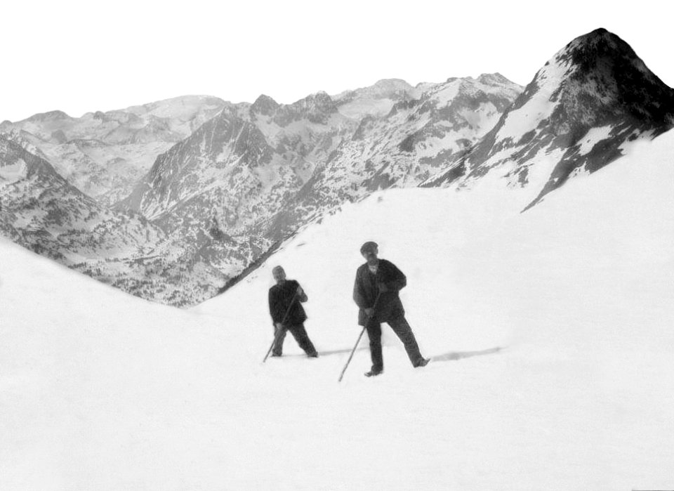 Dos alpinistes al port de la Picada, darrere la tuca de Salvaguardia i el Posets al fons (cropped)