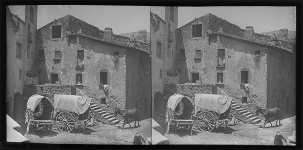 Dos carros i un cavall a la plaça de Maçanet de Cabrenys