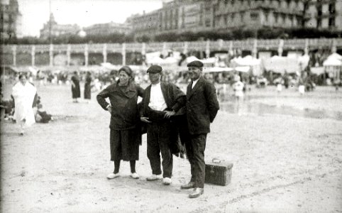 Dos hombres y una mujer de ambiente rural en la playa de la Concha contemplando el mar (1 de 1) - Fondo Car-Kutxa Fototeka