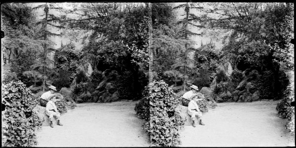 Dos nens en un camí del parc de la Ciutadella