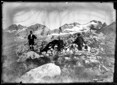 Dos homes a les Cabañas de Lenés amb muntanyes nevades al fons