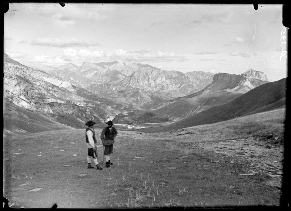 Dos homes al coll de Viceto amb muntanyes al fons