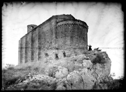 Dos sacerdots i un altre home al darrere de l'església de la Puebla de Castro