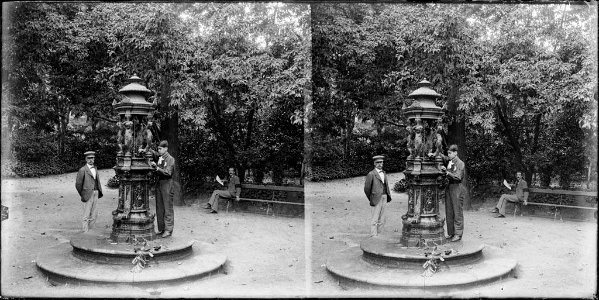 Dos homes al costat d'un monument i un altre al fons al Parc de la Ciutadella