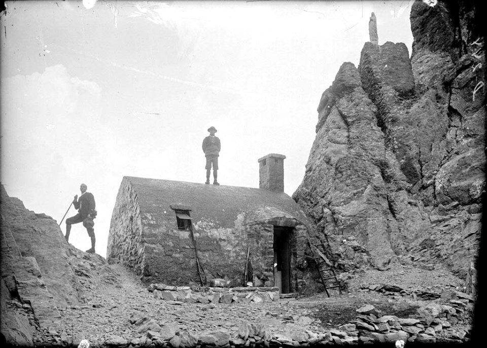 Dos homes al refugi de Tuca Roya
