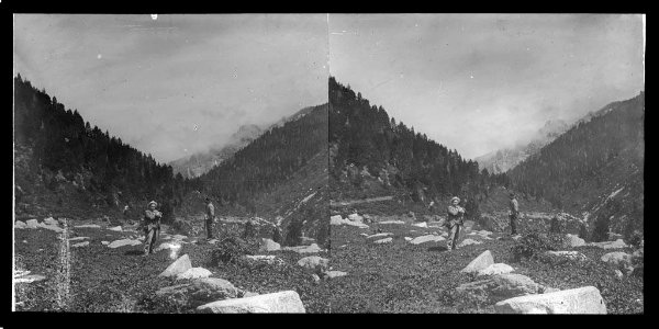 Dos homes en un prat i vista de la vall de la Llipodera
