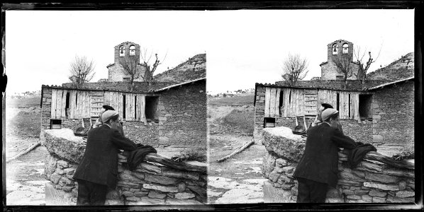 Dos homes davant l'Església de Sant Quintí de Taravil