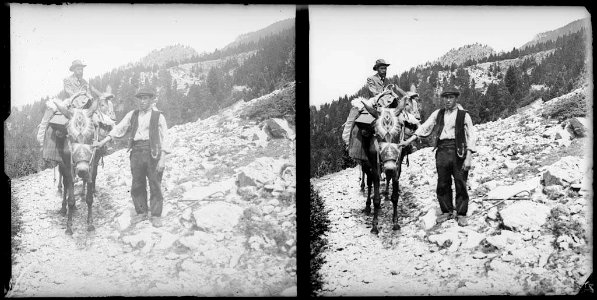 Dos homes amb un ase carregat a Montellà durant l'excursió de Vall de Pi i Prat d'Aguiló