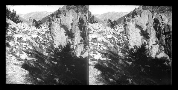 Dos homes i un ase en un camí a la vall del Tec