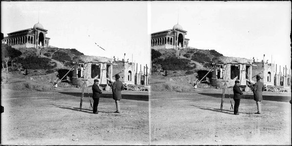 Dos homes prop d'un edifici en construcció i al fons el pavelló de la Reina