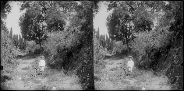 Dos nens al camí de Sant Cebrià d'Horta a la font de la Llet