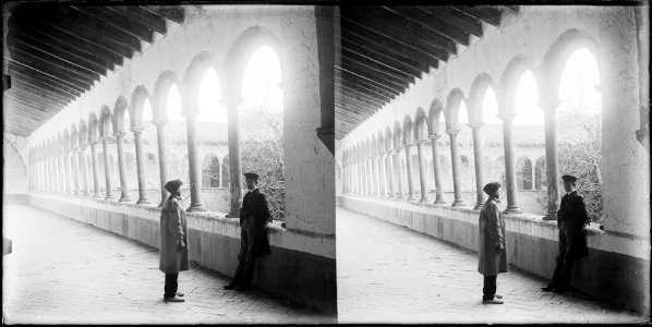 Dos nois en una ala del claustre del monestir de Sant Cugat