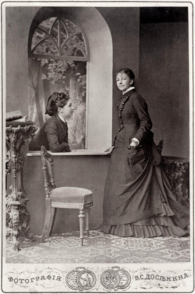 Dossekin, V. - Zwei Damen am Fenster (Zeno Fotografie)