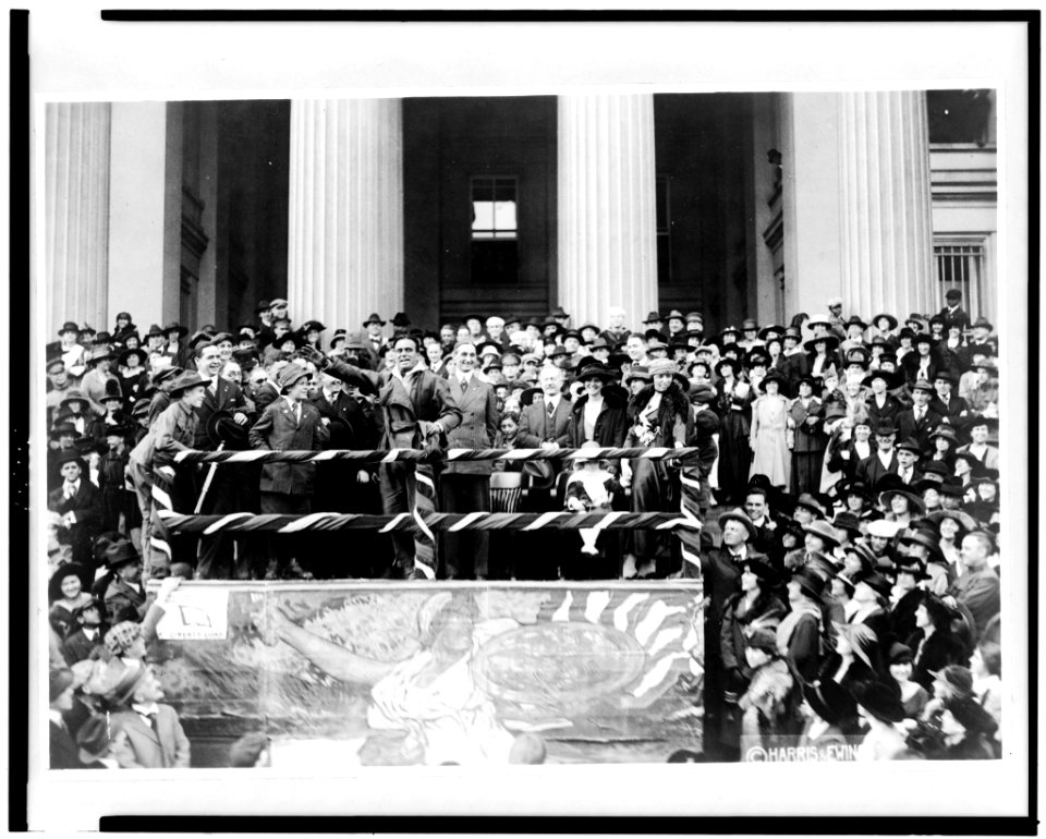 Douglas Fairbanks in Liberty Loan Drive, full-length, standing on platform, in front of crowd, facing slightly left, with right arm raised) - Harris & Ewing LCCN92513920