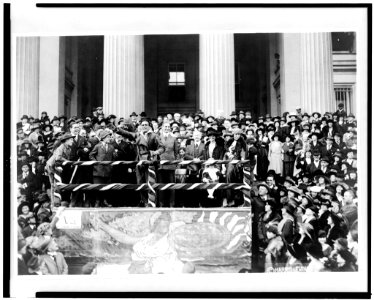 Douglas Fairbanks in Liberty Loan Drive, full-length, standing on platform, in front of crowd, facing slightly left, with right arm raised) - Harris & Ewing LCCN92513920