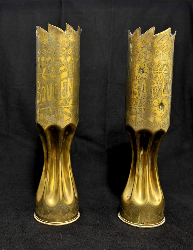 Douilles d'obus transformées en vases