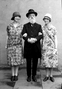 Dr L Th van Kleef met kleindochters, Parijs, 1926 (RHCL, VKG 057)