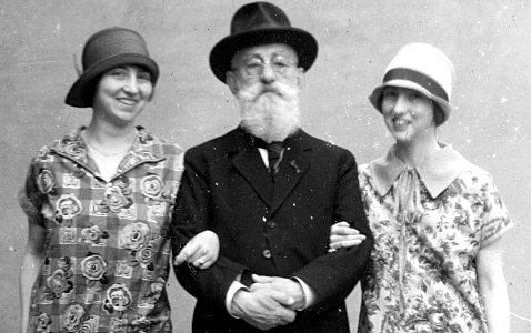 Dr L Th van Kleef met kleindochters, Parijs, 1926 (RHCL, VKG 057) (cropped)