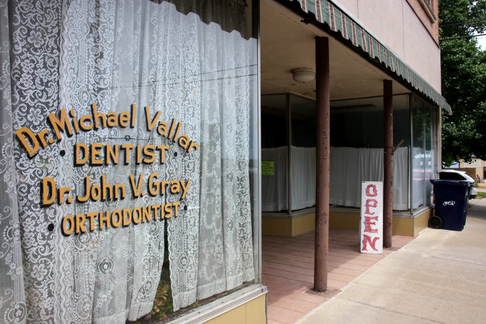 Downtown Dentist - Louisiana, Missouri (42789536652)