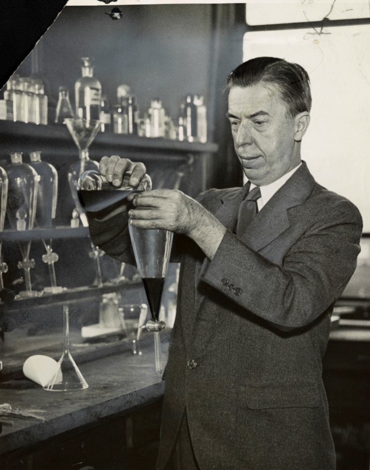 Dr. Alexander Gettler, toxicologist and forensic chemist with the Office of Chief Medical Examiner of the City of New York, in a laboratory LCCN2013650166 (cropped)