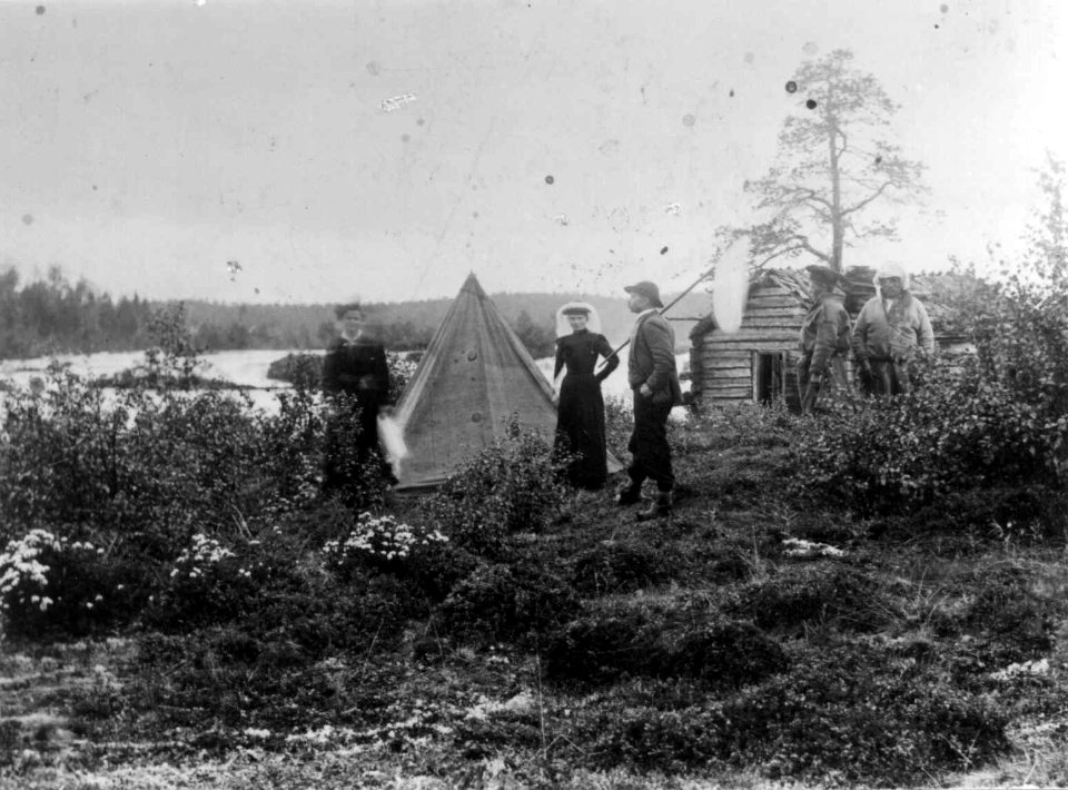 Dr. Andreas B. Wessel hos en nybygger, Pasvikdalen, Sør-Varanger, Finnmark,1890-årene - Norsk folkemuseum - NF.05063-006