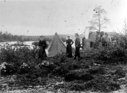 Dr. Andreas B. Wessel hos en nybygger, Pasvikdalen, Sør-Varanger, Finnmark,1890-årene - Norsk folkemuseum - NF.05063-006