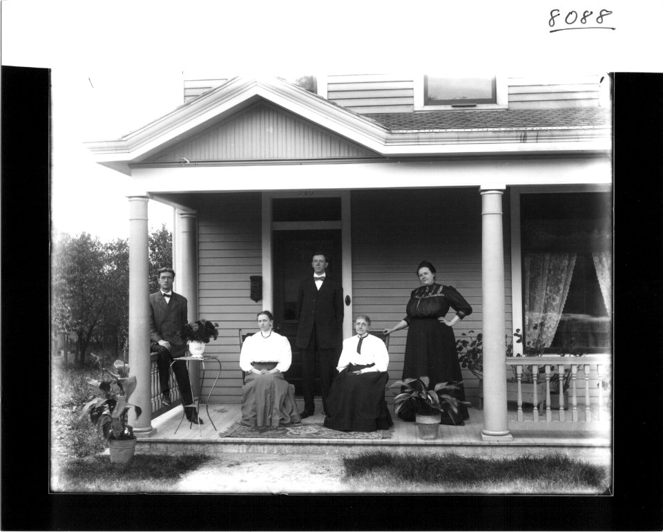 Dr. Clyde Huston family on front porch of their home 1907 (3194480378)